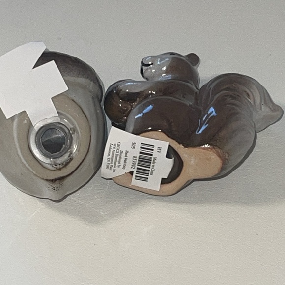 NWT- Squirrel and nut salt and pepper shakers. - Picture 4 of 4